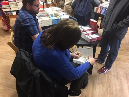 Marie O'Regan signing copies of Phantoms